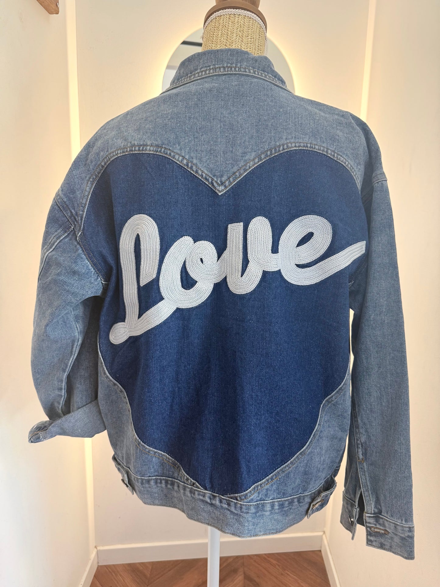 Veste en jean brodé | LOVE